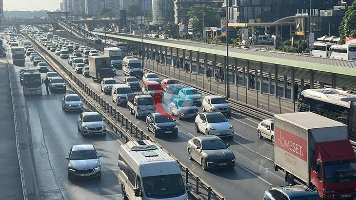 İstanbul'da Bayram Sonrası İlk İş Gününde Trafik Kaosu