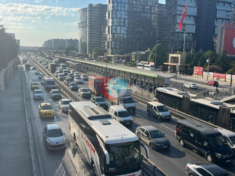 İstanbulda bayram tatilinin ardından ilk iş gününde trafik yoğunluğu