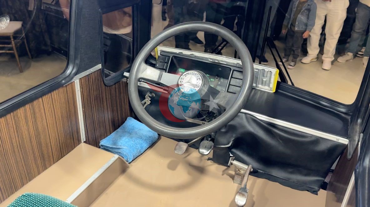 O, mini yüklədiyi avtobusu <