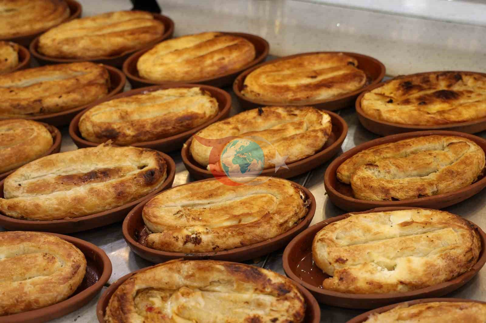 Diyarbakır'ın Tandırda Pişen Çömlek Börekleri Büyük İlgi Görüyor