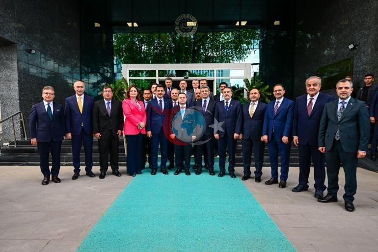 Bakan Gürlek, HSK üyeleri, birim amirleri ve bakanlık personeliyle bayramlaştı
