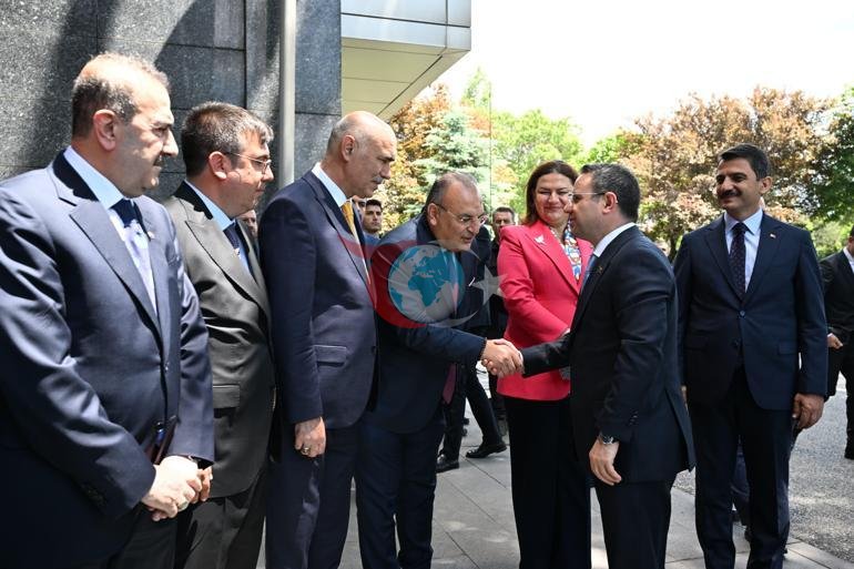 Bakan Gürlek, HSK üyeleri, birim amirleri ve bakanlık personeliyle bayramlaştı