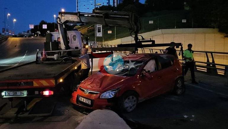 İstanbulda dəhşətli qəza Səkiyə dəyən avtomobil alt-üst oldu