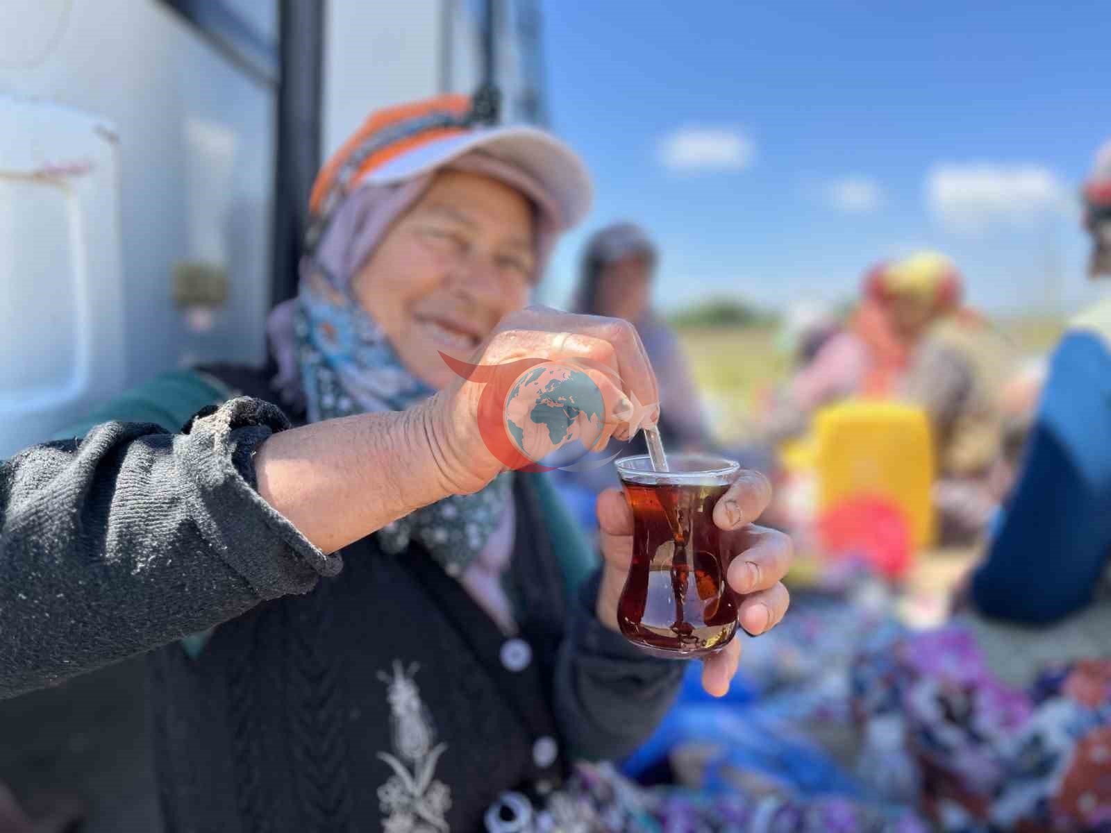 Karacabey'de Tarım İşçilerinin Odun Ateşinde Çay Keyfi