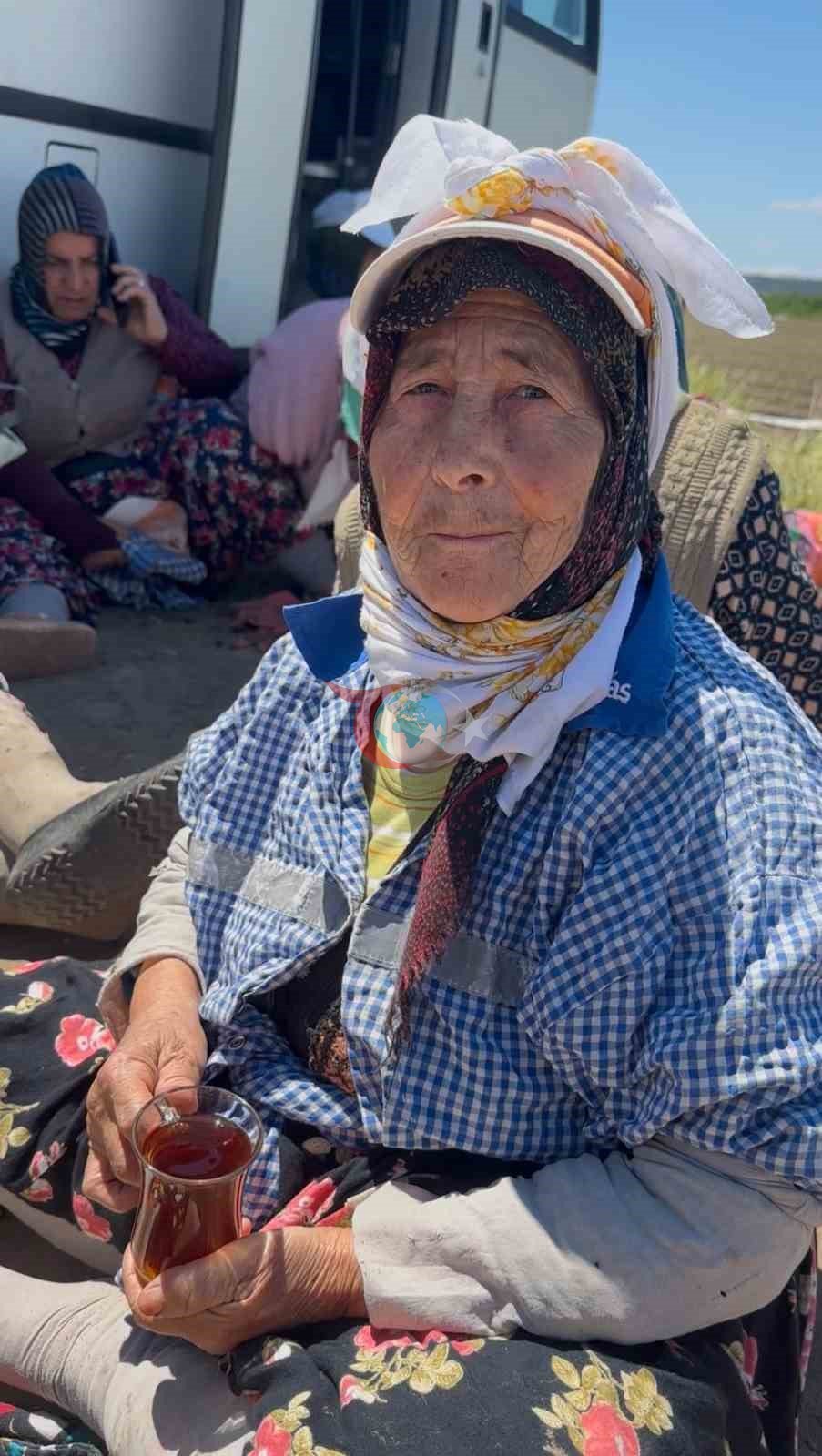 Tarlada yoruluyorlar odun ateşinde matarada çayla dinleniyorlar