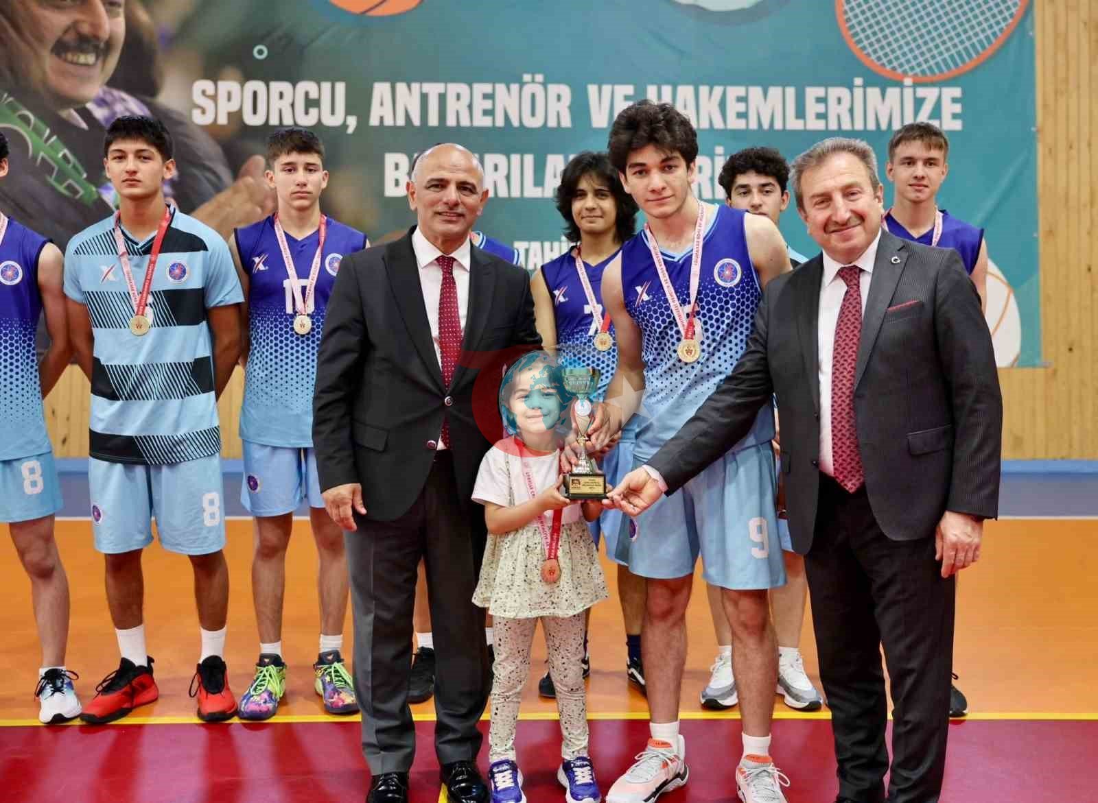 Körfez’de liseler arası voleybol turnuvasının şampiyonları kupalarını aldı