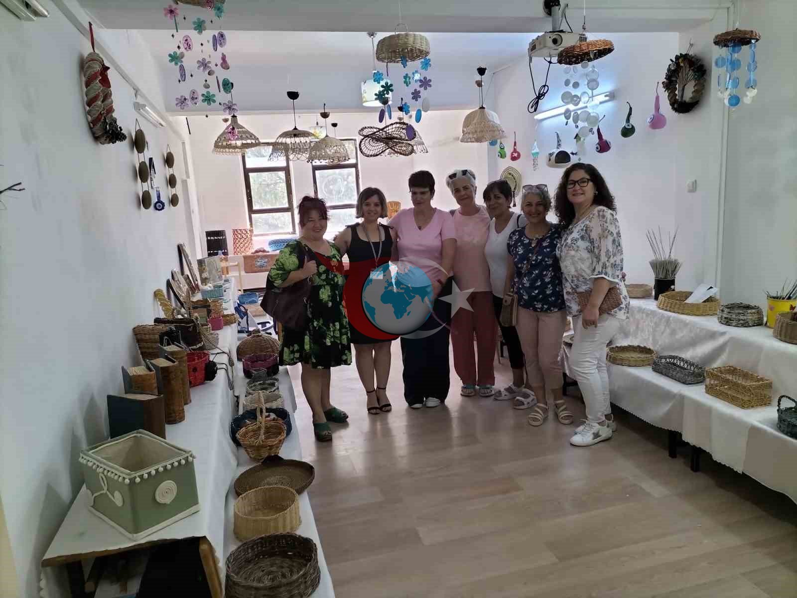 Tullantı kağızları sənətə çevrildi. Bu, həm təkrar emalın vacibliyini vurğulayır, həm də yerli icmaların bədii fəaliyyətlərdə iştirakını artırır. Gələcəkdə analoji tədbirlərin daha geniş auditoriyaya çatacağı və maarifləndirilməsi gözlənilir.</p>
                        </div>

                        <!-- Tags -->
                                                    <div class=