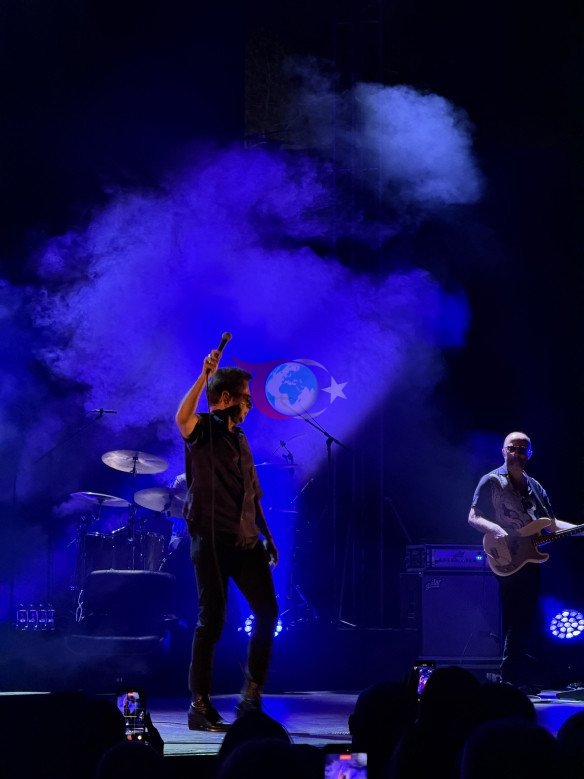 Musiqi ilə dolu mövsüm Antalya Açıq Səhnədə Teoman ilə başladı <load=