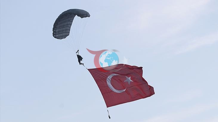 Kapadokya'da Jandarma Paraşüt Timi Gökyüzünde Şov Yaptı