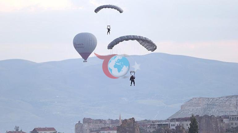 Kapadokyada JÖAK paraşüt timi sıcak hava balonundan atladı