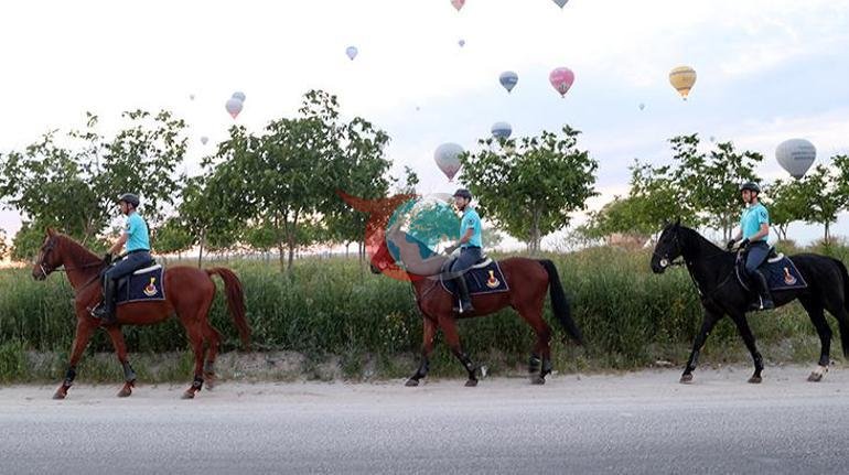 Kapadokyada JÖAK paraşüt timi sıcak hava balonundan atladı