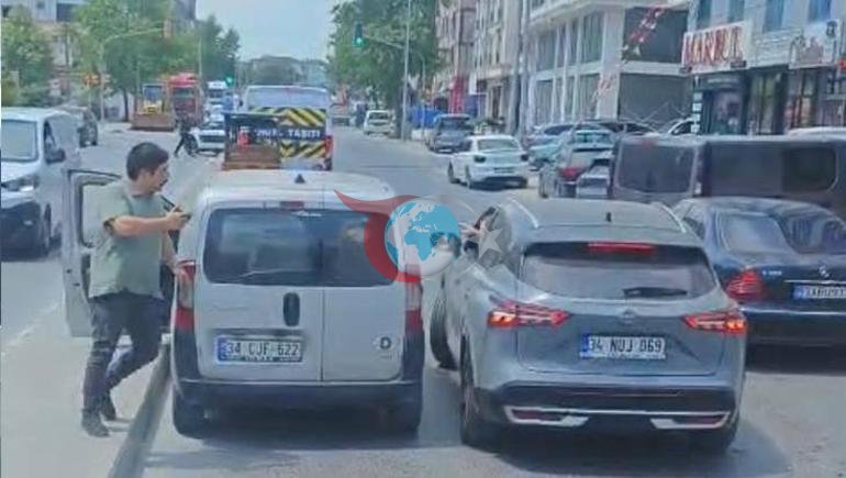 Trafikte yol verme kavgası kamerada Yumruklar peş peşe geldi