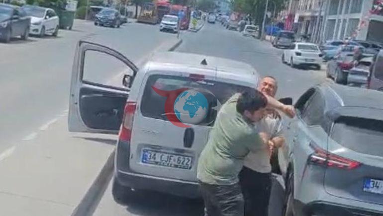 Trafikte yol verme kavgası kamerada Yumruklar peş peşe geldi