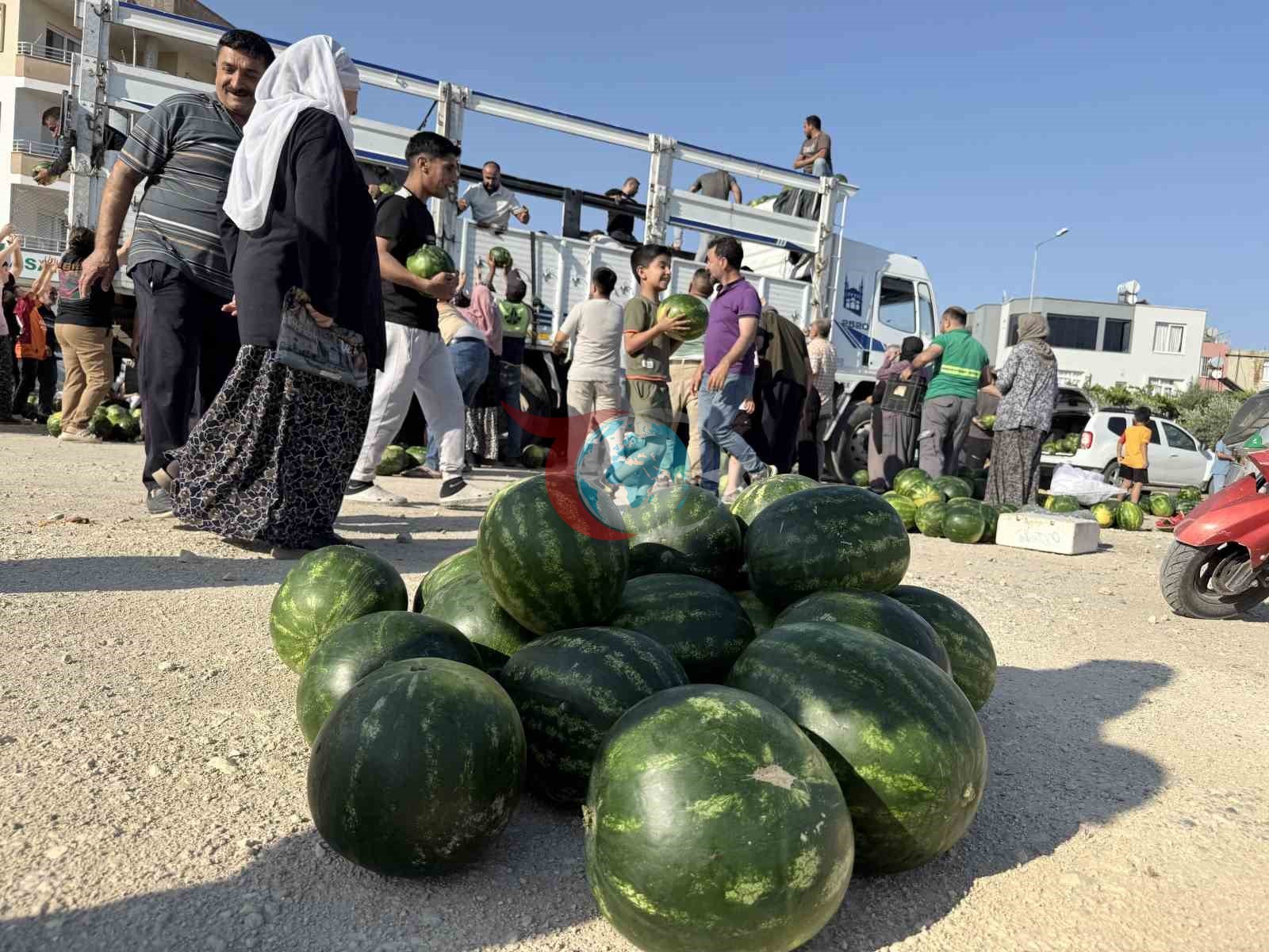 Tarsus'ta Hayırseverden Ücretsiz 30 Ton Karpuz Dağıtımı