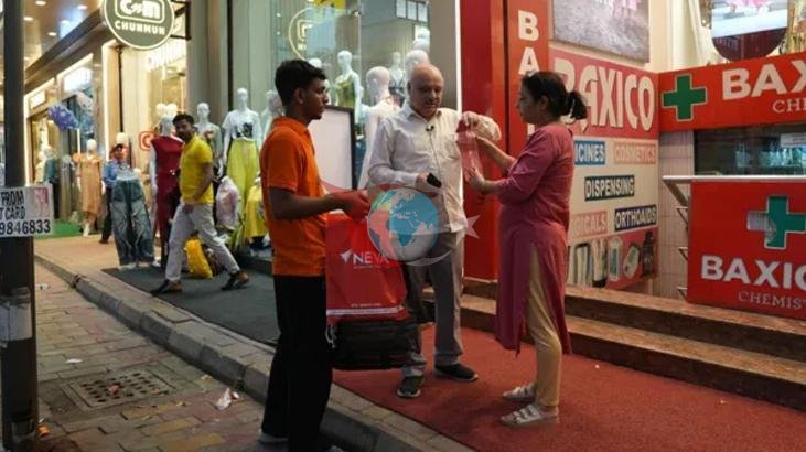 Yeni Delhi'de Alışveriş Konforu: Bebek Arabası ve Poşet Taşıma Hizmeti