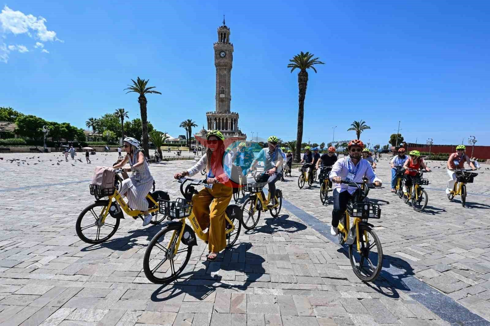 İzmir'de Küresel Fuarcılık Zirvesi: Geleceğin Trendleri Konuşuluyor