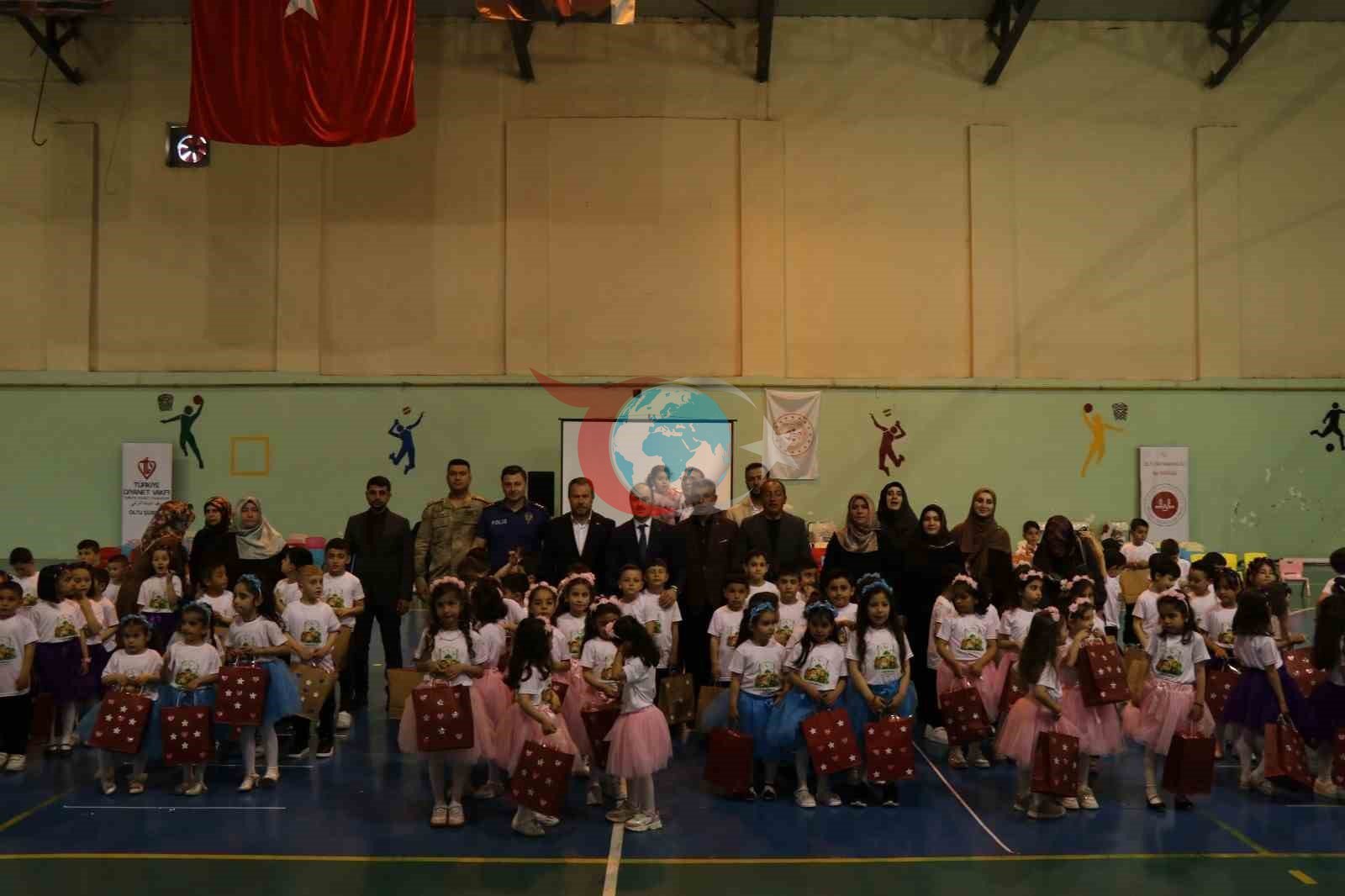 Oltu'da Miniklerden Coşkulu Yıl Sonu Kur'an Kursu Gösterisi