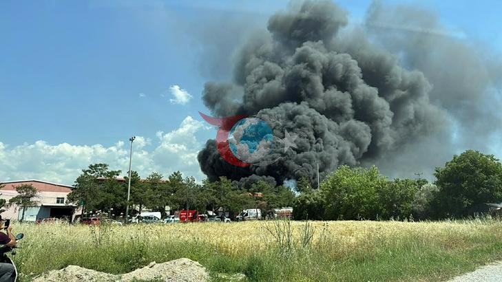 Denizli'de Kauçuk Fabrikasında Büyük Yangın: Dumanlar Şehri Kapladı