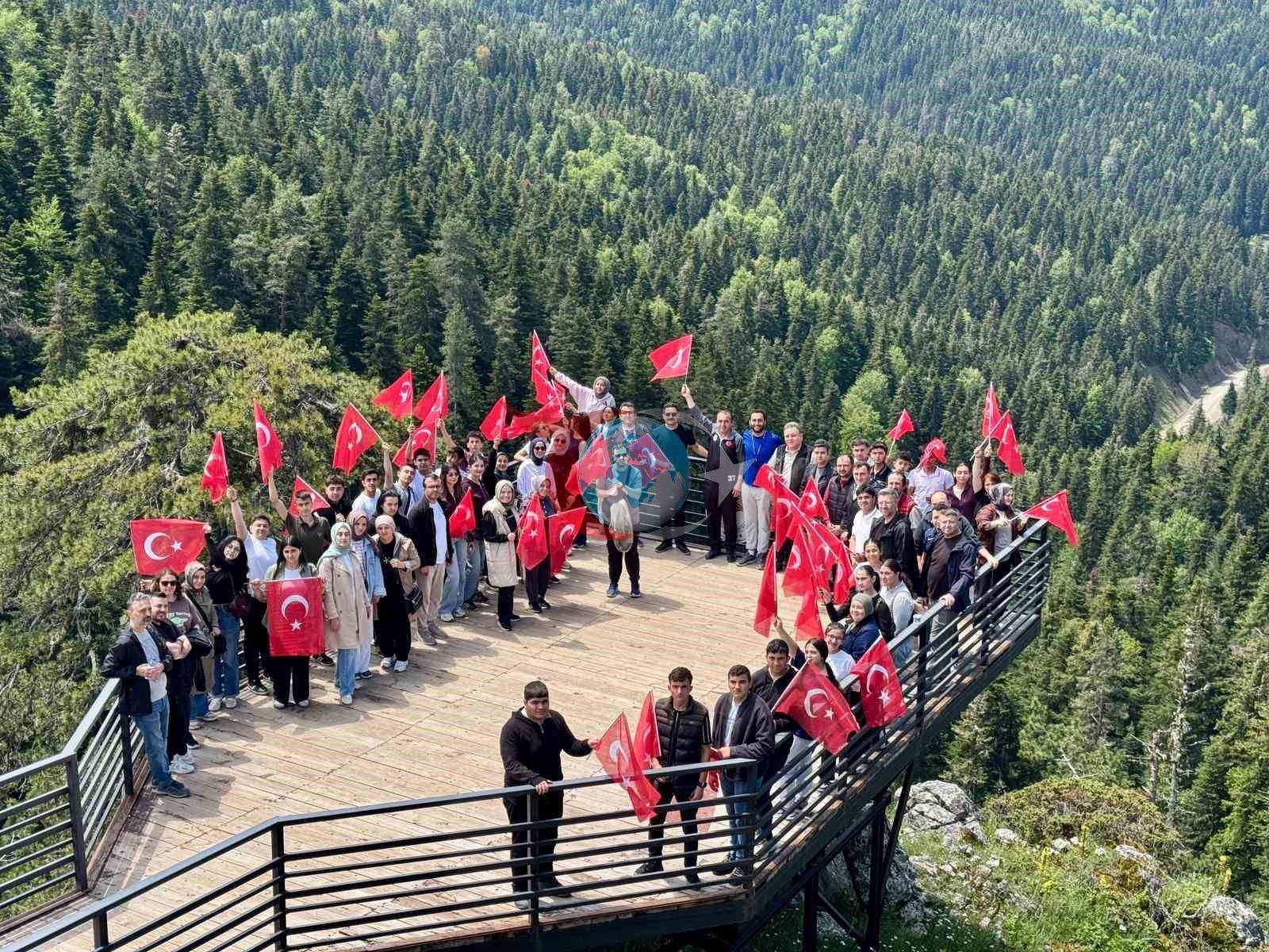 Kastamonu'da Gençlik Haftası Coşkusu: Doğada Yürüyüş Keyfi