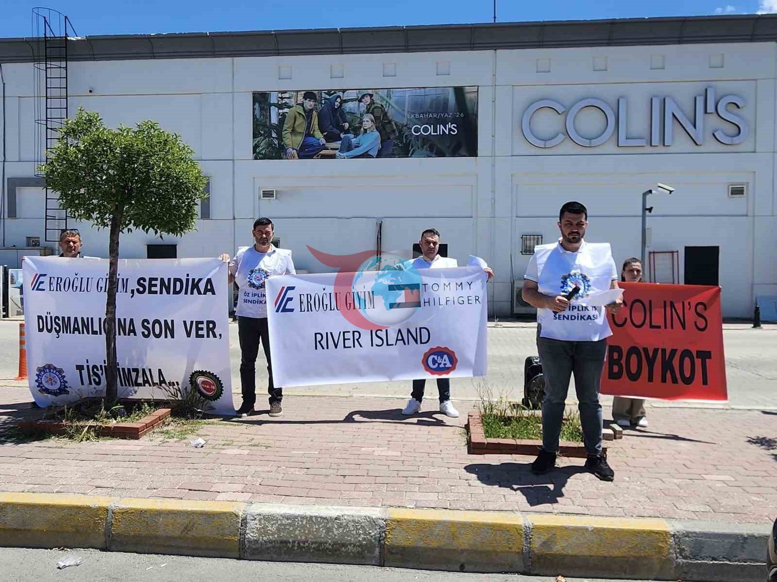 Öz İplik-İş Sendikası Uşak'ta Colin’s Önünde Basın Açıklaması Yaptı