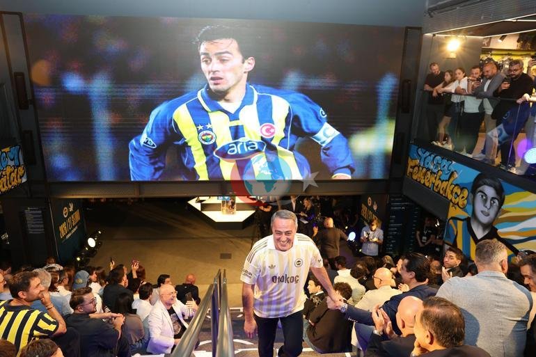 Fənərbaxça 120 illik yubileyi üçün yeni mövsüm formalarını təqdim etdi