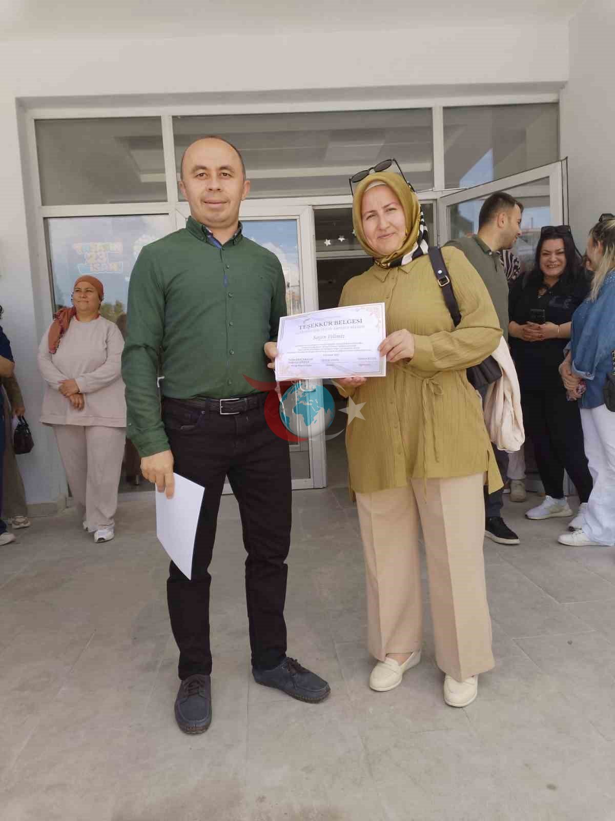 Veliler sınav sıralarına çocukları için oturdu