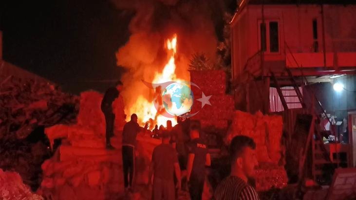 Bursa'da Geri Dönüşüm Tesisinde Çıkan Yangın Kontrol Altında