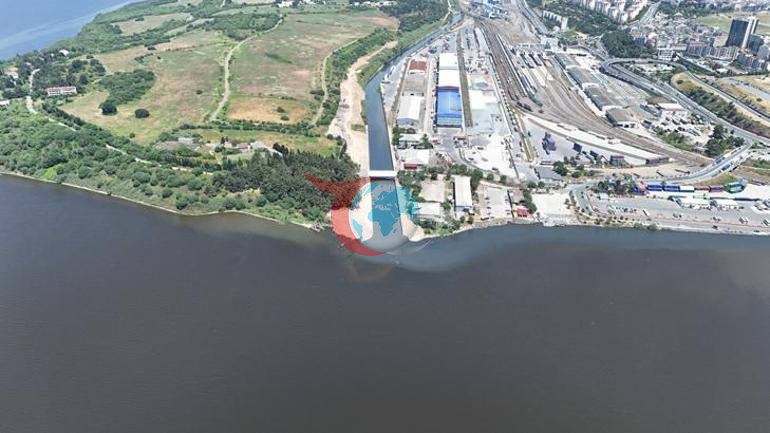 Istanbulda qo'rqinchli manzara Ko'k va jigarrang o'rtasidagi chegara havodan ko'rindi
