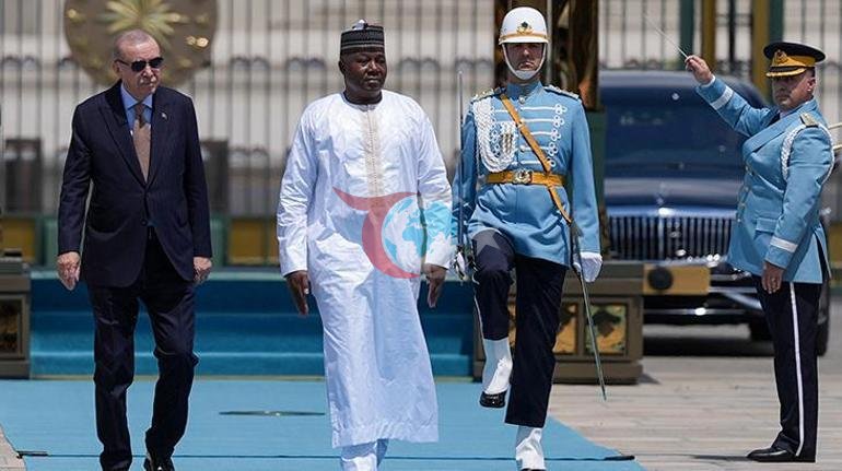 Prezident Erdog'an Niger Prezidenti Tchiani rasmiy marosim bilan kutib oldi