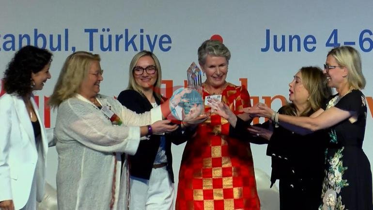 Министр Гөкташ: Аялдардын мүмкүнчүлүктөрүн кеңейтүү өнүгүүнүн борборунда турган стратегиялык маселе.