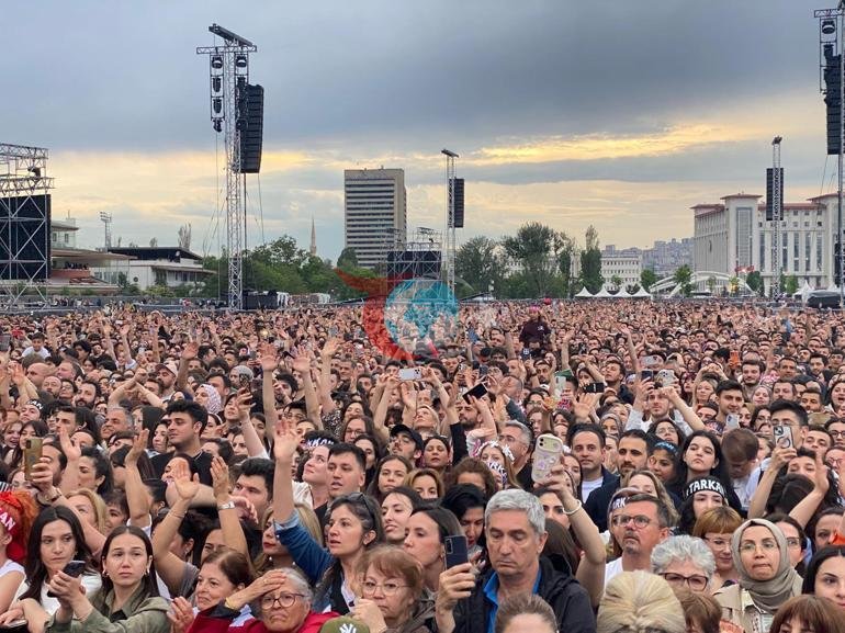 Tarkan Ankarada pərəstişkarları ilə görüşdü