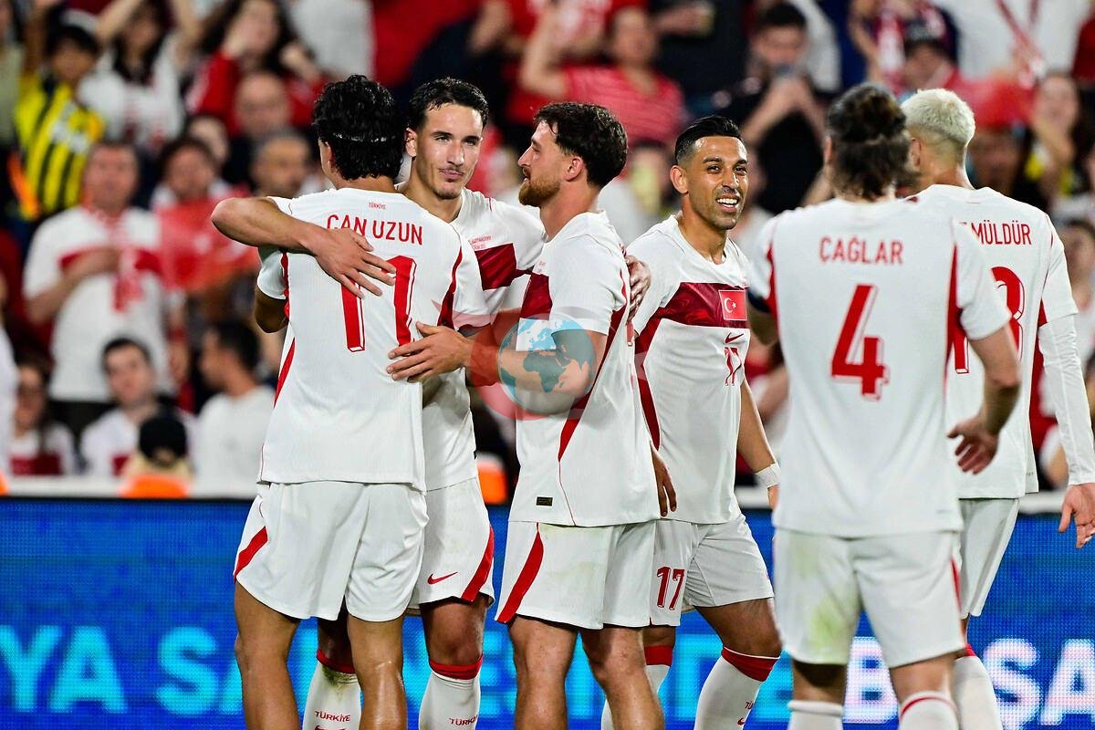 Shimoliy Makedoniya o'yinida Deniz Gul gol urganidan keyin milliy futbolchilarning quvonchi