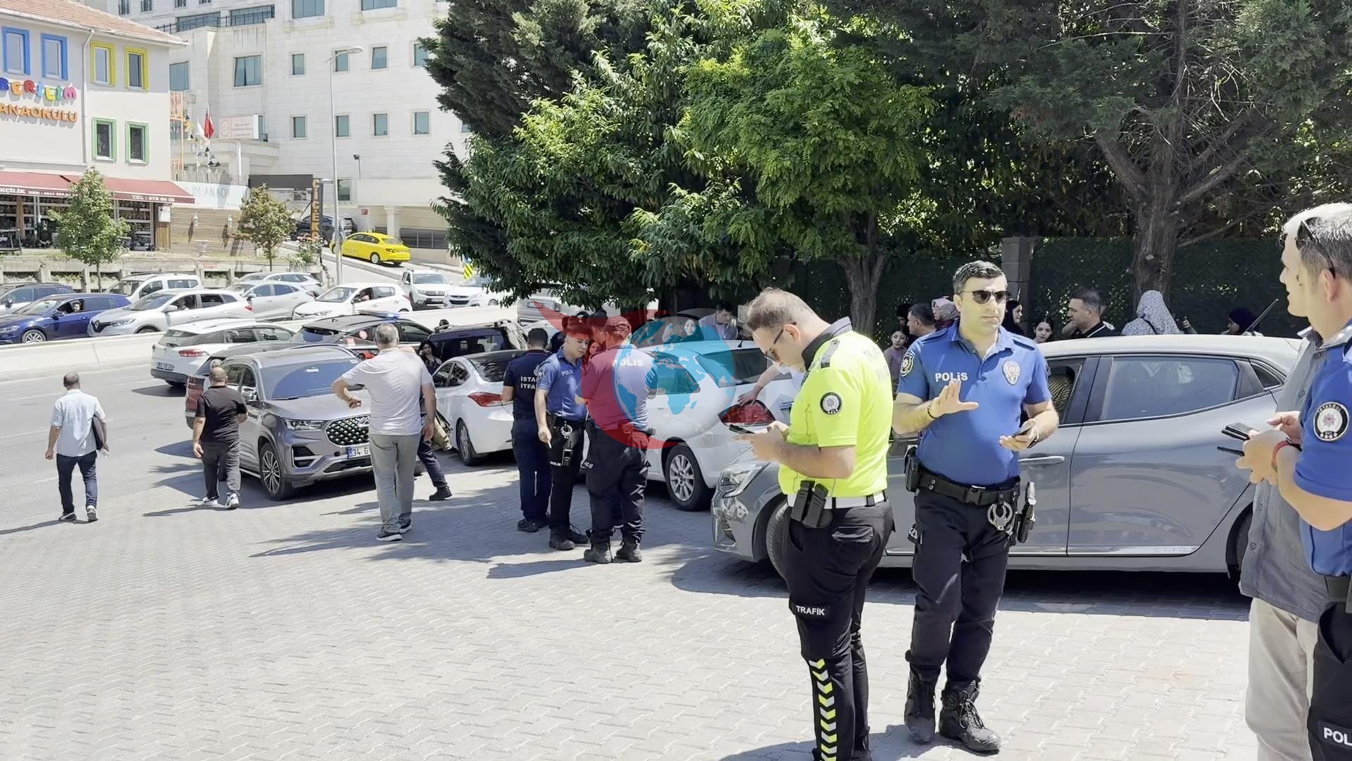 İstanbul'da Okul Önünde Korkutan Kaza: 6 Kişi Yaralandı