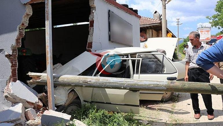Kontrolden çıkan otomobil depo duvarına çarptı Yaşlı çift olay yerinde can verdi