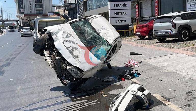 Maşyn yşyklandyryş sütünine degdi we agdaryldy. Bu aýylganç heläkçilik
