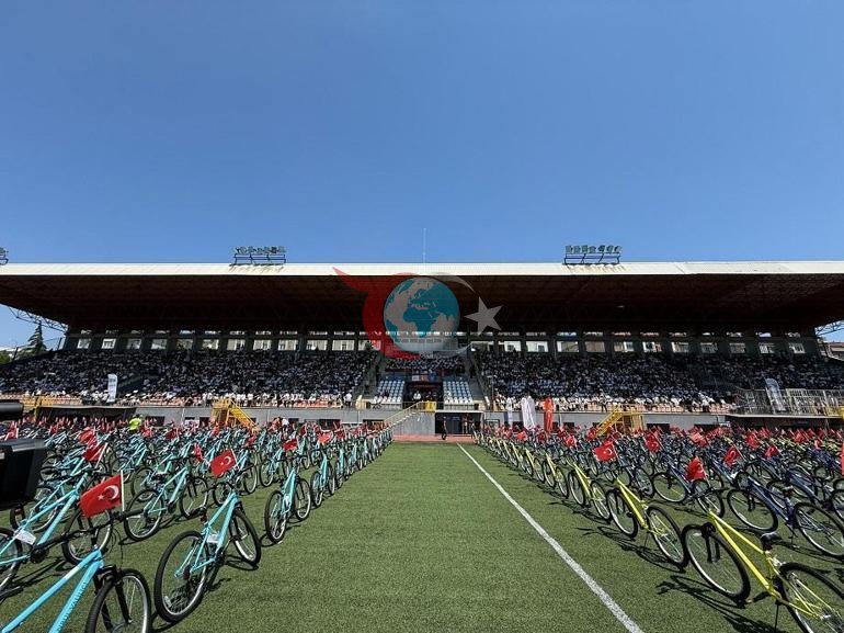 Gençlik ve Spor Bakanı Bak, Bahçelievlerdeki bisiklet dağıtım törenine katıldı