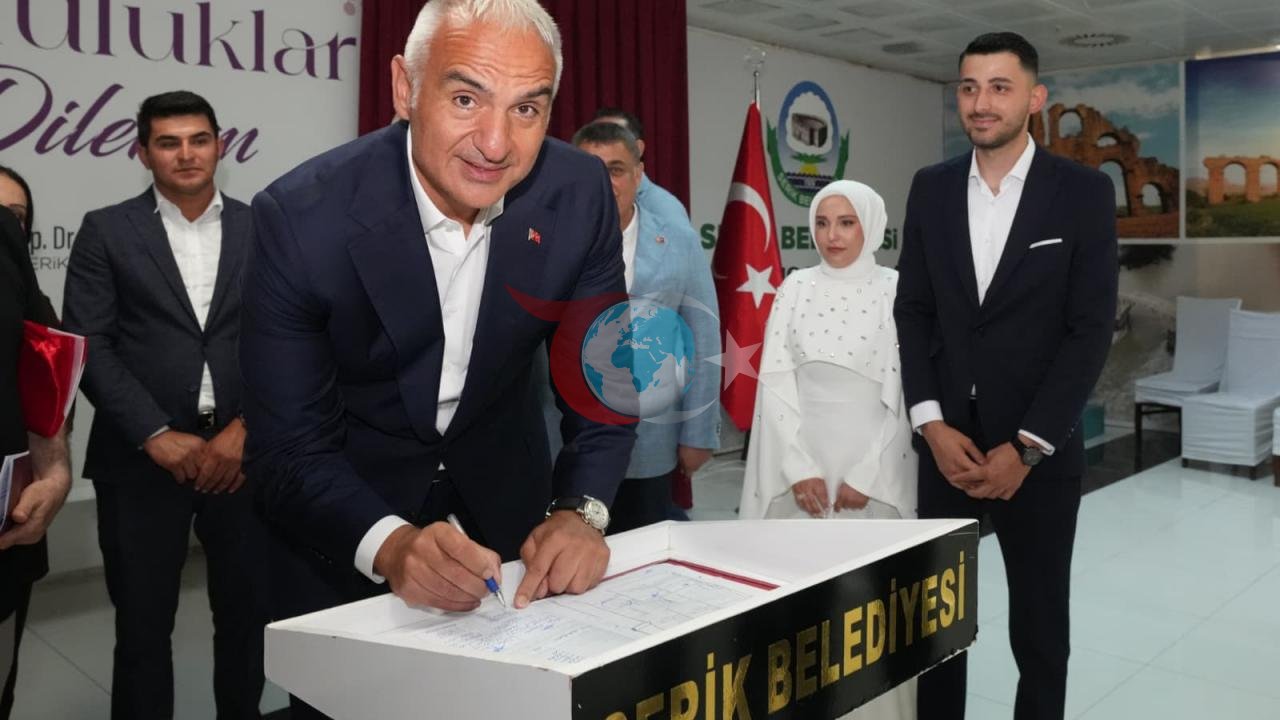 Bakan Ersoy, Antalya'da Genç Çiftin Nikah Şahidi Oldu