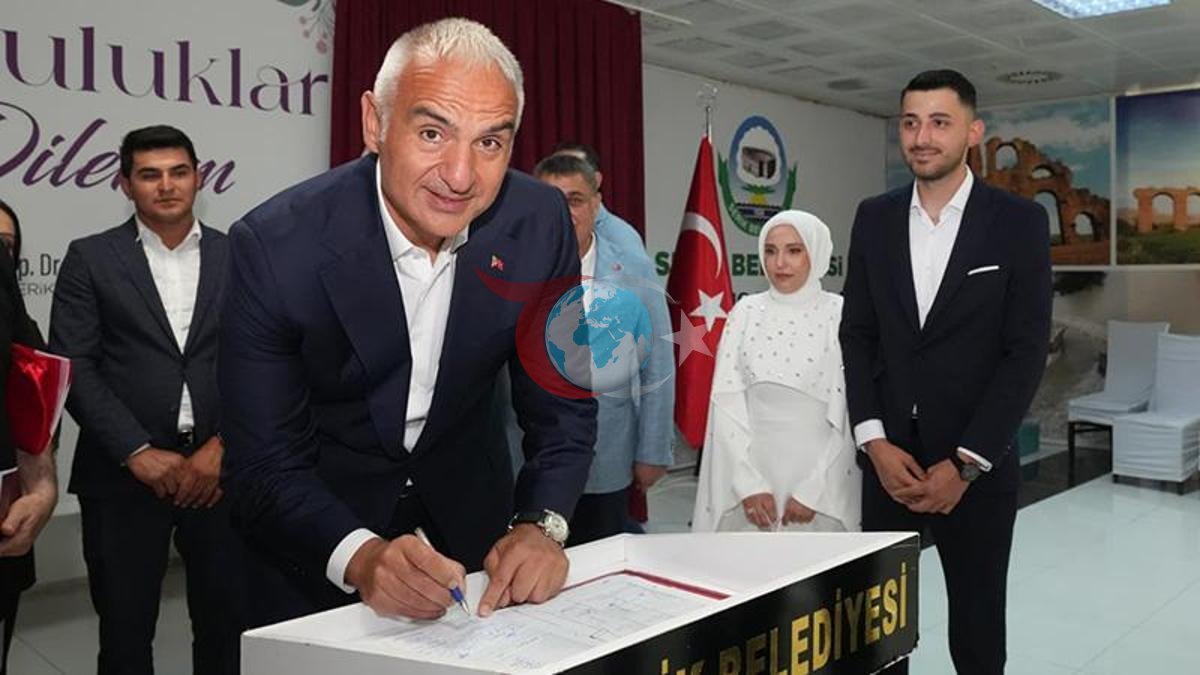 Bakan Ersoy Antalya'da Çiftin Nikah Şahidi Oldu