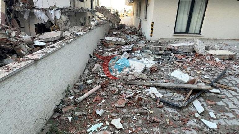Yıkım kabusa döndü Dev kolon komşu binayı delip dairenin içine girdi