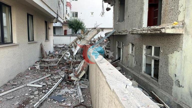 Yıkım kabusa döndü Dev kolon komşu binayı delip dairenin içine girdi