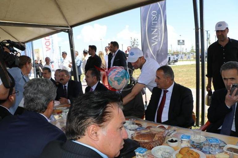 Vanda Ümumdünya Səhər yeməyi Günü qeyd olundu Yüzlərlə insan eyni masada toplandı