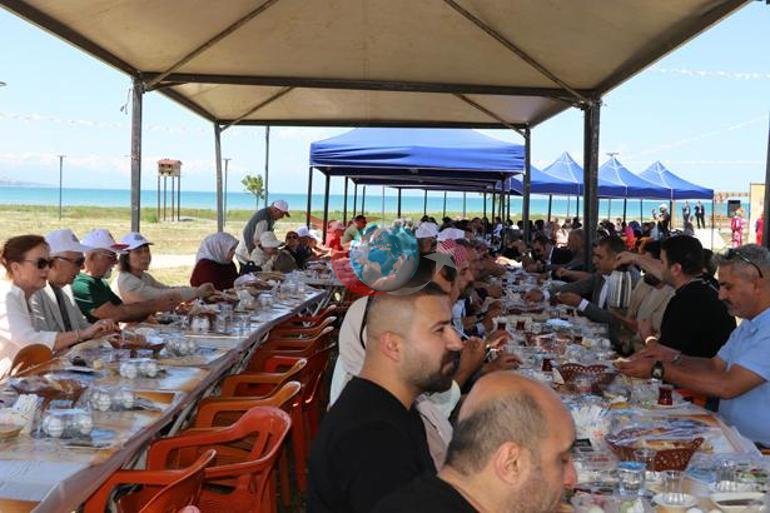 Vanda Ümumdünya Səhər yeməyi Günü qeyd olundu Yüzlərlə insan eyni masada toplandı