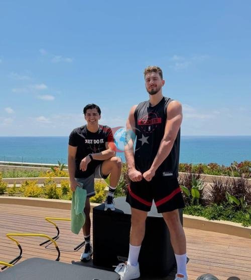 Milli basketbolcu Alperen ลengรผn, Antalyada ailesi ile birlikte tatil yaptฤฑ