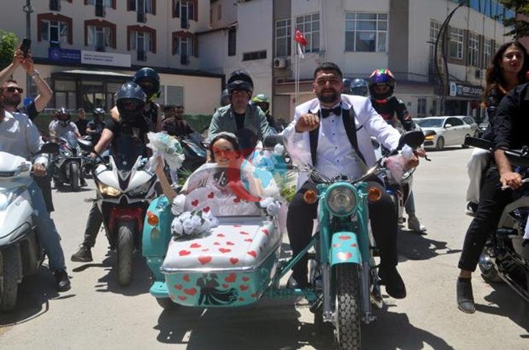 Düğünde ezber bozan tercih Gelin arabası yerine 20 yıllık motosikletle yola çıktılar