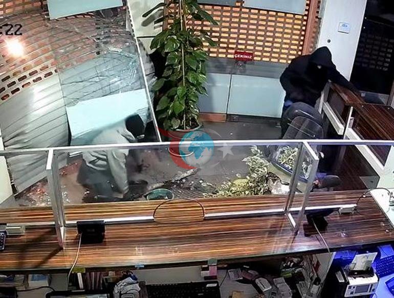 Tongdagi kino kabi talonchilik. Ular jiplar bilan panjurlarni sindirib, ayirboshlash shoxobchasiga kirishdi