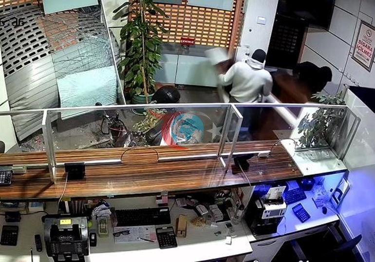 Sabaha karşı film gibi soygun Kepengi ciplerle kırıp döviz bürosuna girdiler