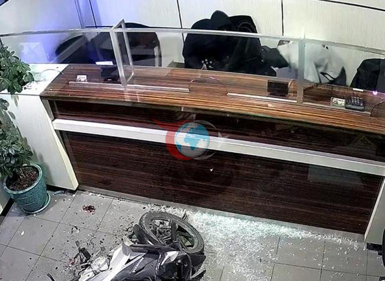 Tongdagi o'g'irlik, xuddi kino kabi. Ular jiplar bilan panjurlarni sindirib, ayirboshlash shoxobchasiga kirishdi