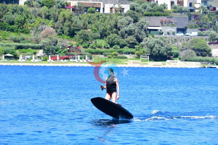 Aktrisa Komini Bəyxot istirahətinin dadını çıxarır