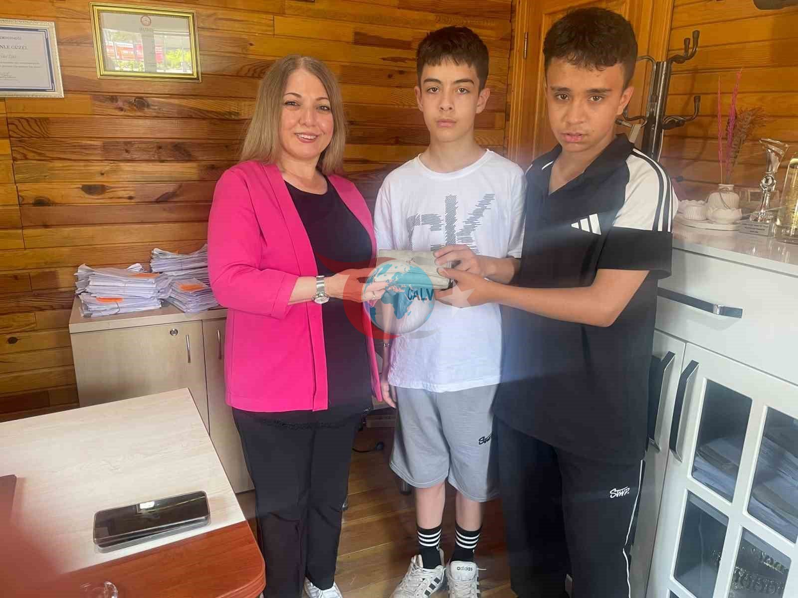 Eskişehir'de Gençlerden Örnek Dürüstlük Hikayesi
