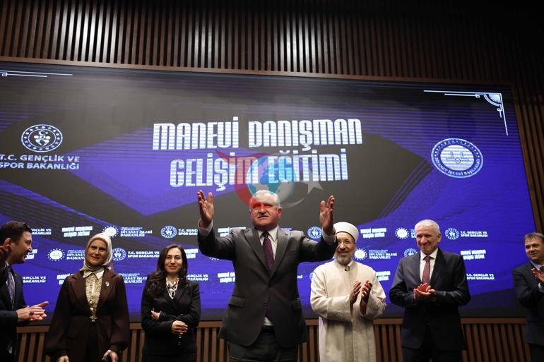 Bakan Bak: Gençlerimizin manevi gıdalarını sağlıyoruz